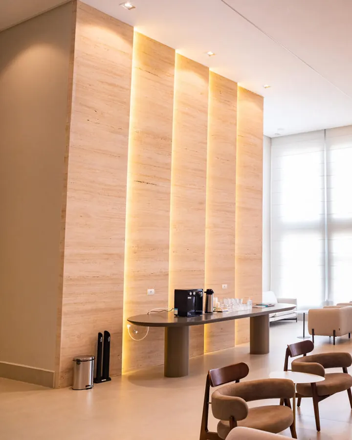 Painéis de madeira com iluminação embutida na recepção da Clínica Synergie